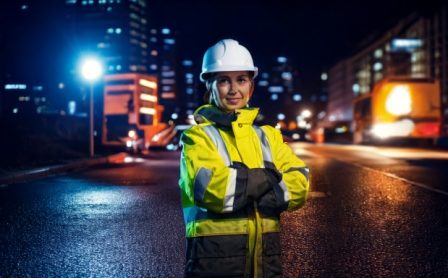 Firefly Un muncitor echipat cu haine reflectorizante de protecție, lucrând pe timp de noapte într-un (1)